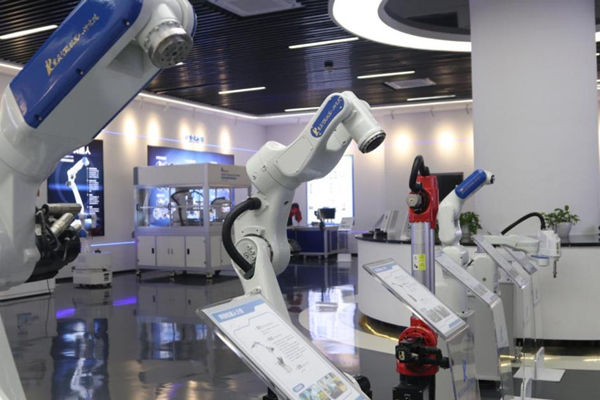 37000Cm威尼斯泉州华数机器人推出动态跟随专利新技术 引领行业变革